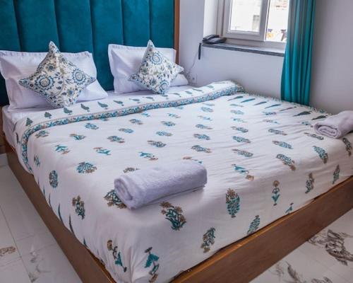 Hotel Parth Innにあるベッド