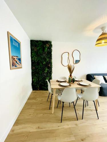 une salle à manger avec une table et des chaises dans l'établissement Le Jamot - Proche ville, à La Rochelle