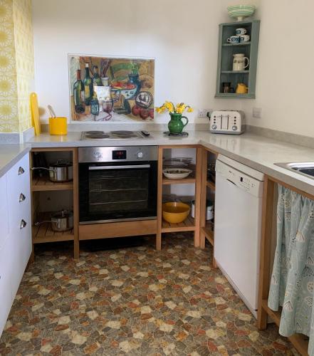 Η κουζίνα ή μικρή κουζίνα στο 3 Linkside, Thurlestone, South Devon, family home close to the beach