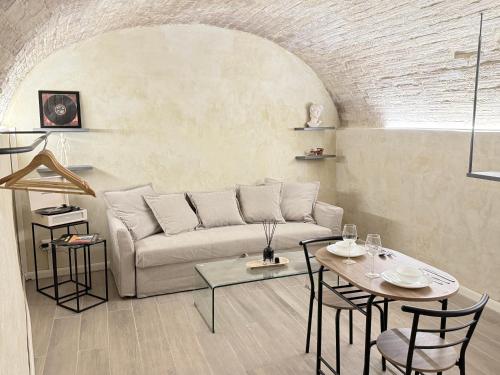 a living room with a couch and a table at Casa Jazz Design & Relax nel Cuore di Perugia in Perugia