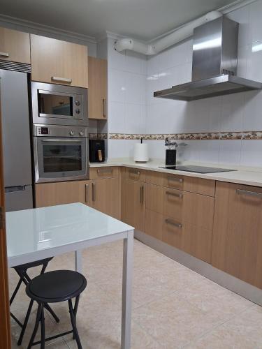 Kuchyň nebo kuchyňský kout v ubytování Duplex con garaje en Pielagos C27A01