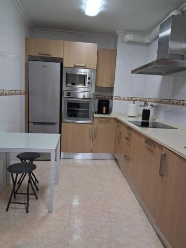 Kuchyň nebo kuchyňský kout v ubytování Duplex con garaje en Pielagos C27A01