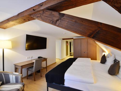 Un pat sau paturi într-o cameră la DORMERO Hotel Kelheim