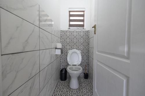 Un baño con un inodoro blanco en una habitación. en Safi Classic 3 bedroom Apartment 4, en East London