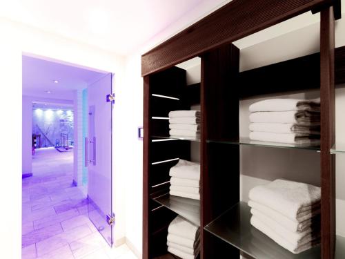 een kamer met een kast gevuld met handdoeken bij DORMERO Hotel Kelheim in Kelheim