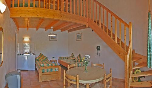Ruang duduk di Domaine Le Martinet, The Originals Relais
