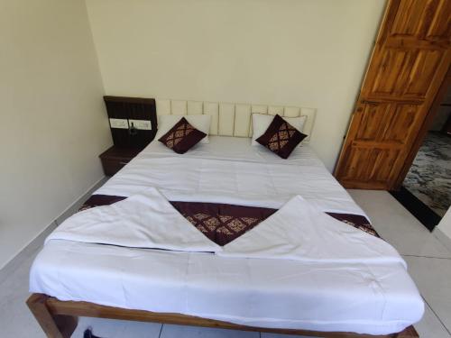 Ένα ή περισσότερα κρεβάτια σε δωμάτιο στο Hotel Greenland Inn Hampi