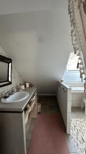 La salle de bains est pourvue d'un lavabo, d'un miroir et d'un escalier. dans l'établissement Monteaux - Les Rabris, à Monteaux