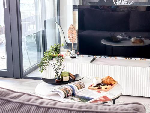 Ruang duduk di Cloud9 Noir - Modern Design