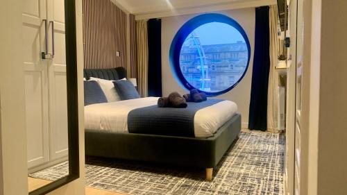 a bedroom with a bed with a round mirror at Leeds City Centre luxury 2 bed apartment sleeps 6 fantastic views in Leeds