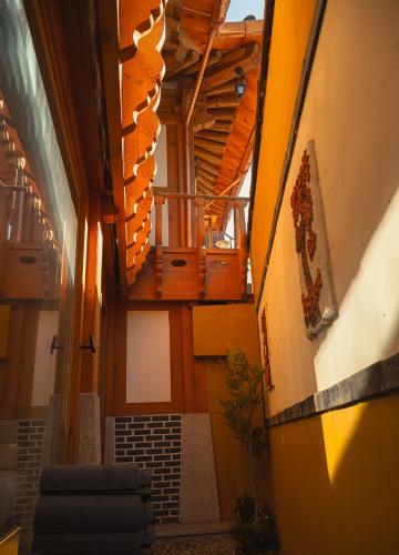an alley way with a building with wooden ceilings at Yeoyeoje - Hanok Accommodation with the atmosphere of Hwaseong Fortress Road in Suwon, a UNESCO World Heritage in Suwon