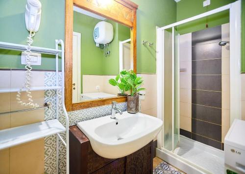 een badkamer met een wastafel en een douche bij Tropical Casa Verde Santa Maria in Santa Maria