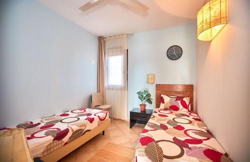 een slaapkamer met een bed en een klok aan de muur bij Tropical Casa Verde Santa Maria in Santa Maria