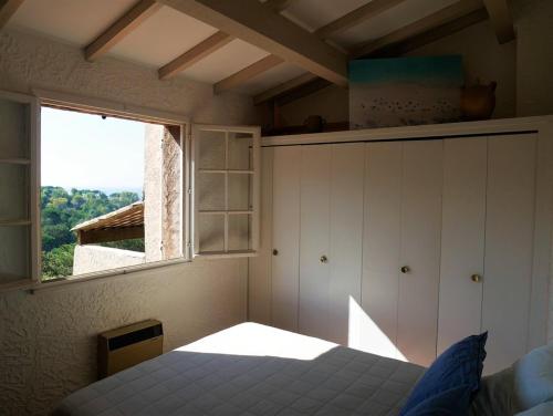 une chambre avec un lit et une fenêtre dans l'établissement Bel appartement climatisé vue mer Les Mas de Gigaro, à La Croix-Valmer