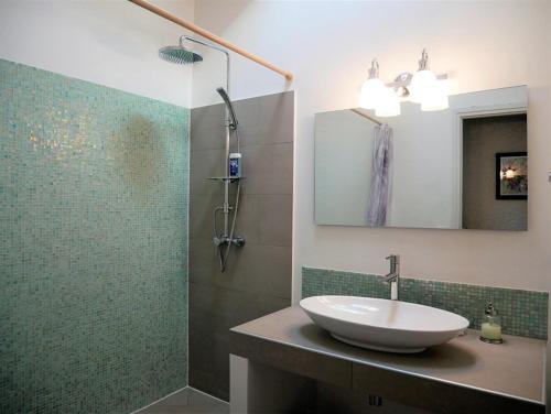 une salle de bain avec un lavabo et une douche dans l'établissement Bel appartement climatisé vue mer Les Mas de Gigaro, à La Croix-Valmer