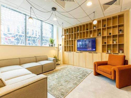 a living room with a couch and a tv at For Students Only Straits Manor in Sheffield in Sheffield