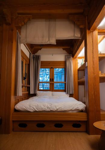 an upper bunk bed in a room with a window at Yeoyeoje - Hanok Accommodation with the atmosphere of Hwaseong Fortress Road in Suwon, a UNESCO World Heritage in Suwon