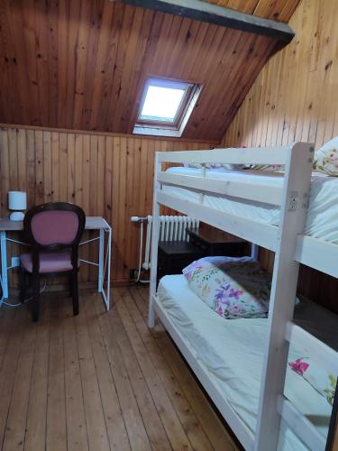 une chambre avec deux lits superposés et une table dans l'établissement Logement entier - Centre Fécamp - 67 Vanessa, à Fécamp