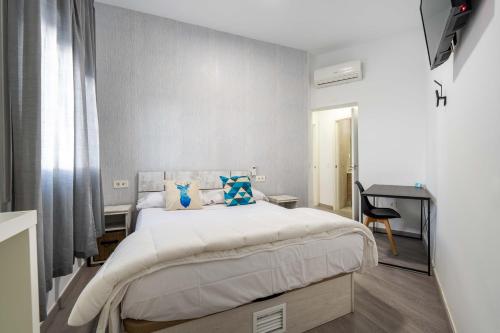 Una cama o camas en una habitación de BF Rooms Almeria Centro