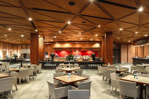 En restaurant eller et andet spisested på Splash Beach Resort Phuket Family-Friendly Water Park Resort Near Phuket Airport