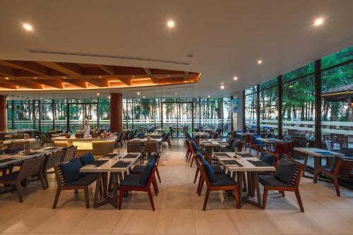 En restaurant eller et andet spisested på Splash Beach Resort Phuket Family-Friendly Water Park Resort Near Phuket Airport