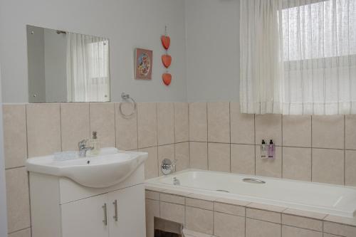 Gallery image of Woodpecker's Inn Guest House in Kempton Park