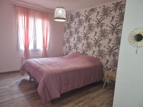 une chambre avec un lit avec un couvre-lit rose dans l'établissement Maison 400m océan, à Brem-sur-Mer