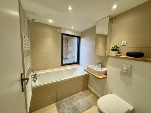 Ένα μπάνιο στο Chinon centre maison 8 personnes avec jardin vue sur Chinon - Gîte Le bout du monde
