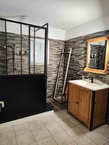 une salle de bain avec un lavabo et un miroir dans l'établissement Maison 400m océan, à Brem-sur-Mer