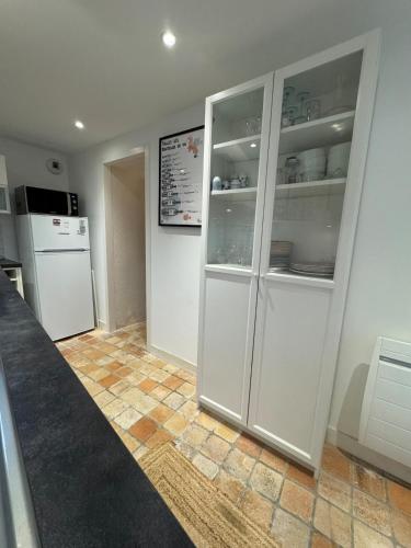 Η κουζίνα ή μικρή κουζίνα στο Chinon centre maison 8 personnes avec jardin vue sur Chinon - Gîte Le bout du monde