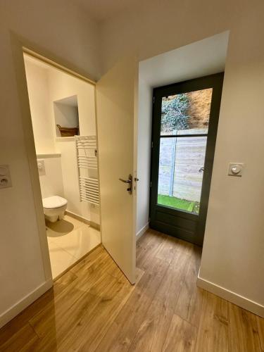 Ένα μπάνιο στο Chinon centre maison 8 personnes avec jardin vue sur Chinon - Gîte Le bout du monde