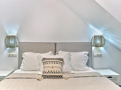 een slaapkamer met een bed met twee verlichting bij Paros Iconic Apartments in Kampos Paros