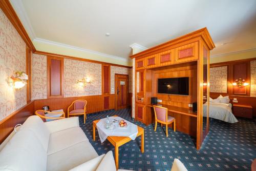 Μια τηλεόραση ή/και κέντρο ψυχαγωγίας στο Hotel Fürstenhof Bad Bertrich
