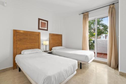 Explore Life at Los Naranjos Marbella - RDR453