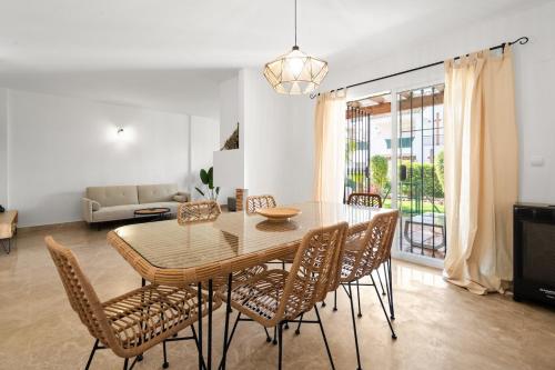 Explore Life at Los Naranjos Marbella - RDR453