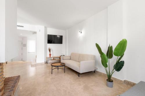 Explore Life at Los Naranjos Marbella - RDR453