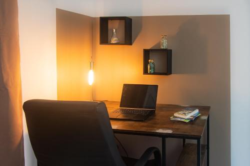 - un bureau avec un ordinateur portable dans l'établissement La Clémence - Netflix - Free Parking, à Escales