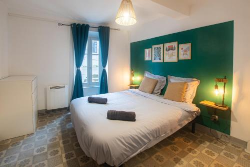 une chambre avec un grand lit avec un mur végétal dans l'établissement La Clémence - Netflix - Free Parking, à Escales