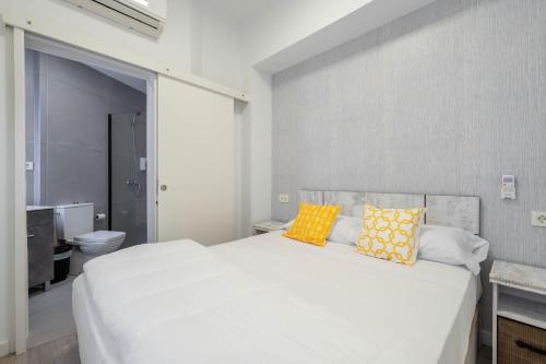 Una cama o camas en una habitación de BF Rooms Almeria Centro