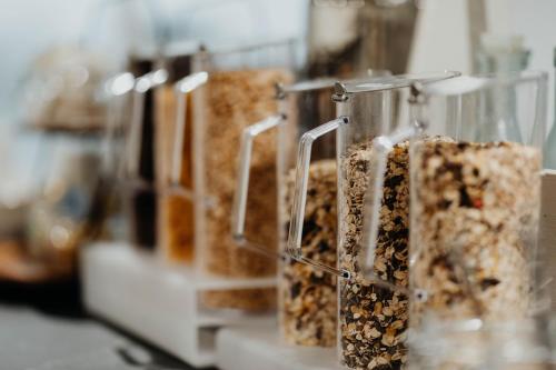 una fila de frascos llenos de diferentes tipos de alimentos en Sonnenresort Ettershaus, en Bad Harzburg