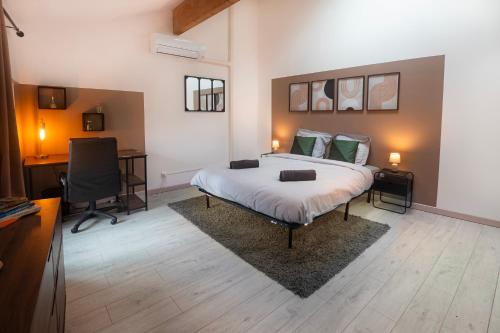 une chambre avec un lit, un bureau et une chaise dans l'établissement La Clémence - Netflix - Free Parking, à Escales