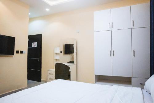 Μια τηλεόραση ή/και κέντρο ψυχαγωγίας στο Sanni White Homes