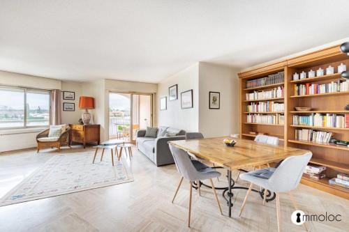 un salon avec une table, des chaises et un canapé dans l'établissement Spacious apartment with pool located in the Marina of Mandelieu, à Mandelieu-la-Napoule