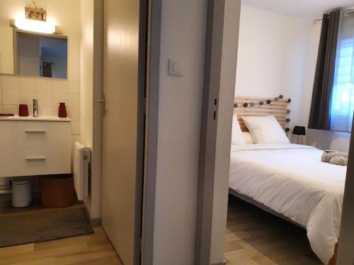 sypialnia z białym łóżkiem i oknem w obiekcie Dolce vita en centre ville w mieście Niort