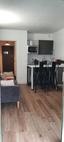 - un salon avec une table et des chaises noires dans l'établissement T2 Cannes center, à Cannes