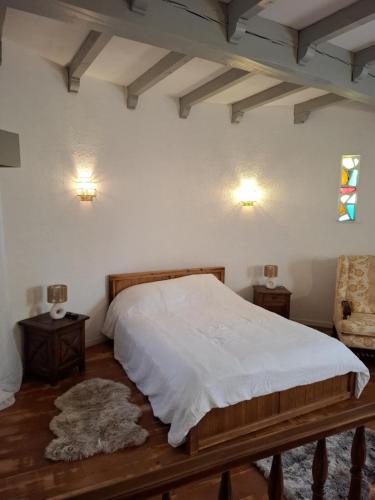 - une chambre avec un lit, deux tables et une chaise dans l'établissement La Tour, à Béziers