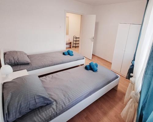 two beds in a room with two blue pillows at Komfortable 3-Zimmer-Wohnung in Neubeckum in Beckum