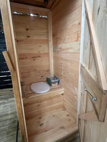 d'un sauna en bois avec des toilettes. dans l'établissement Le Dôme du Lac, à Prouilly