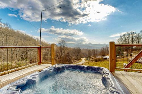 bañera de hidromasaje en una terraza con vistas en Moss Creek Cabin, en Sylva