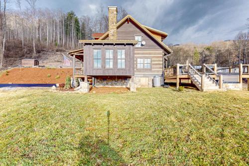 una casa en una colina con un patio en Moss Creek Cabin, en Sylva